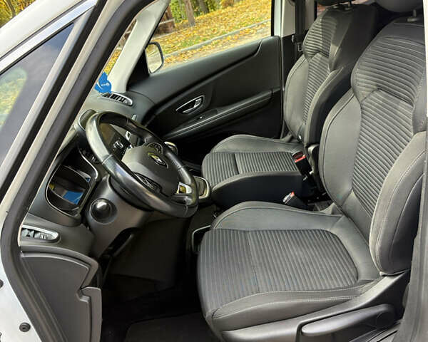 Белый Рено Гранд Сценик, объемом двигателя 1.7 л и пробегом 199 тыс. км за 15550 $, фото 27 на Automoto.ua