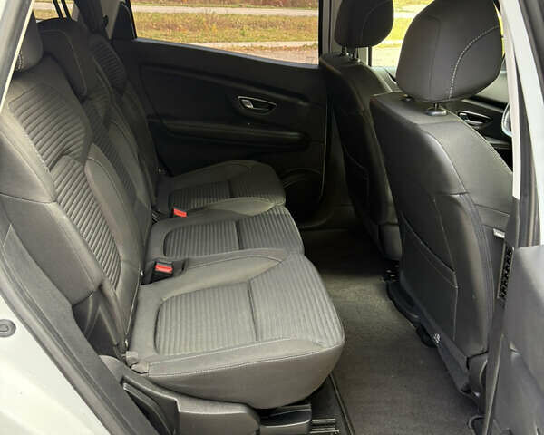 Белый Рено Гранд Сценик, объемом двигателя 1.7 л и пробегом 199 тыс. км за 15550 $, фото 47 на Automoto.ua