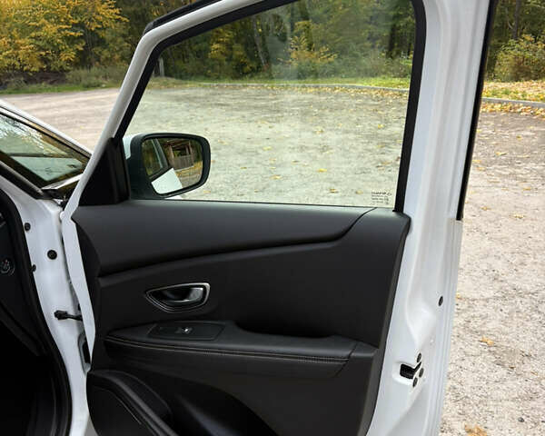 Белый Рено Гранд Сценик, объемом двигателя 1.7 л и пробегом 199 тыс. км за 15600 $, фото 39 на Automoto.ua