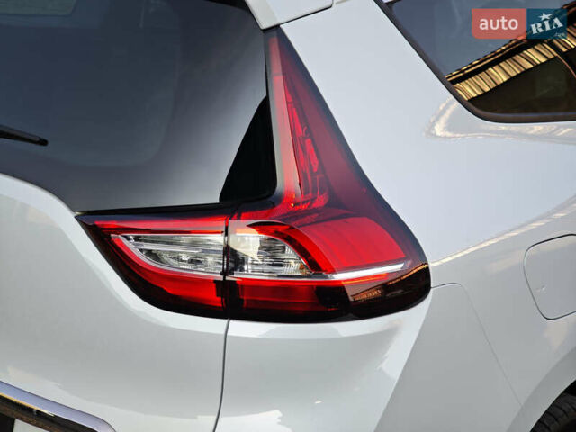 Белый Рено Гранд Сценик, объемом двигателя 1.7 л и пробегом 170 тыс. км за 17999 $, фото 19 на Automoto.ua