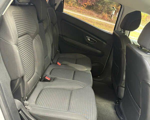 Белый Рено Гранд Сценик, объемом двигателя 1.7 л и пробегом 199 тыс. км за 15550 $, фото 46 на Automoto.ua