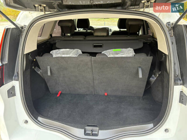 Белый Рено Гранд Сценик, объемом двигателя 1.7 л и пробегом 199 тыс. км за 15600 $, фото 56 на Automoto.ua