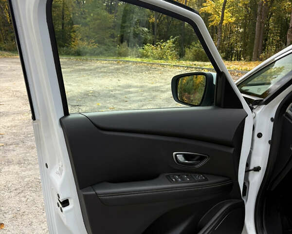 Белый Рено Гранд Сценик, объемом двигателя 1.7 л и пробегом 199 тыс. км за 15600 $, фото 30 на Automoto.ua