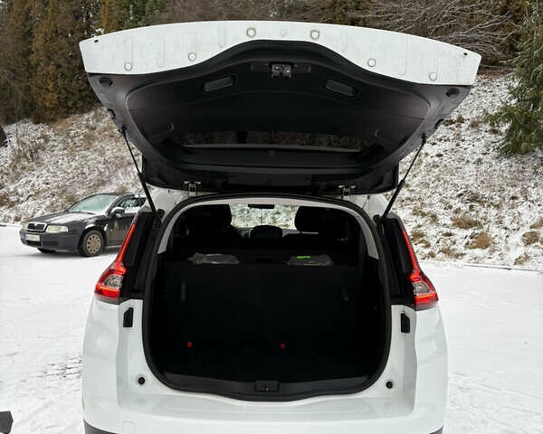 Белый Рено Гранд Сценик, объемом двигателя 1.7 л и пробегом 199 тыс. км за 15600 $, фото 77 на Automoto.ua