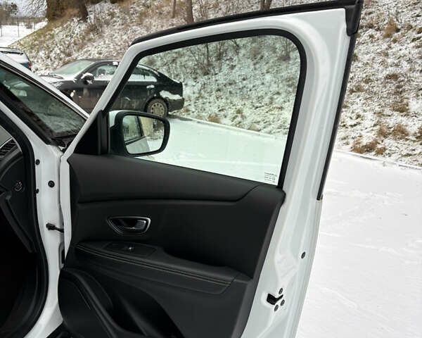 Белый Рено Гранд Сценик, объемом двигателя 1.7 л и пробегом 199 тыс. км за 15600 $, фото 60 на Automoto.ua