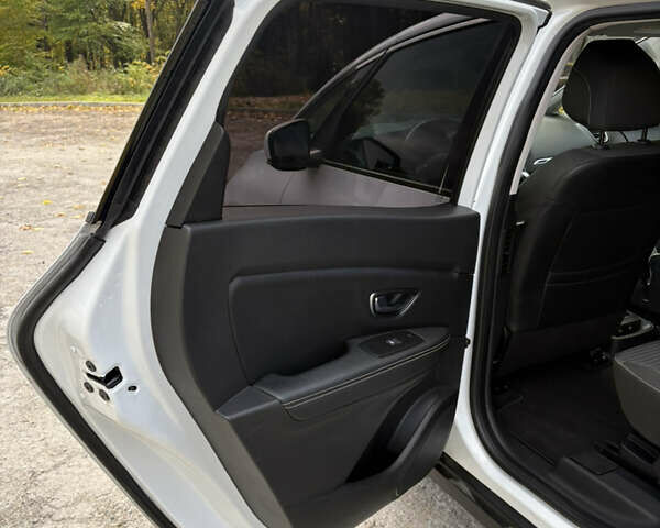 Белый Рено Гранд Сценик, объемом двигателя 1.7 л и пробегом 199 тыс. км за 15600 $, фото 52 на Automoto.ua