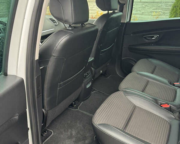 Белый Рено Гранд Сценик, объемом двигателя 0 л и пробегом 159 тыс. км за 15800 $, фото 7 на Automoto.ua