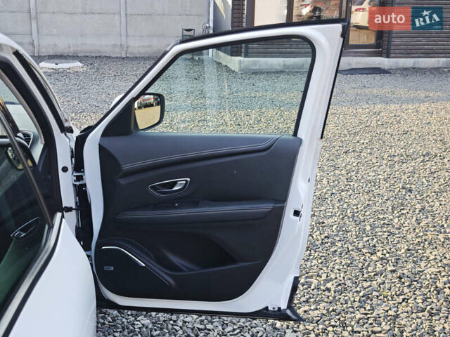 Белый Рено Гранд Сценик, объемом двигателя 1.7 л и пробегом 170 тыс. км за 17999 $, фото 58 на Automoto.ua