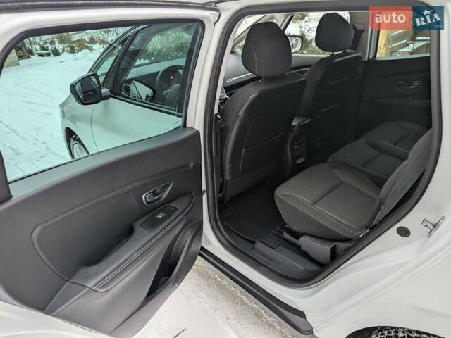 Белый Рено Гранд Сценик, объемом двигателя 1.7 л и пробегом 111 тыс. км за 16100 $, фото 52 на Automoto.ua