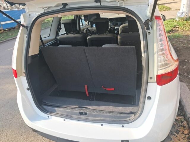 Белый Рено Гранд Сценик, объемом двигателя 1.6 л и пробегом 171 тыс. км за 8150 $, фото 12 на Automoto.ua