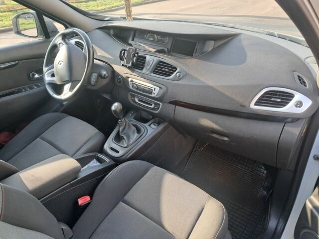 Белый Рено Гранд Сценик, объемом двигателя 1.6 л и пробегом 171 тыс. км за 8150 $, фото 6 на Automoto.ua