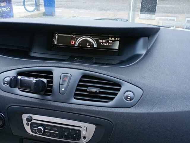 Белый Рено Гранд Сценик, объемом двигателя 1.5 л и пробегом 175 тыс. км за 8200 $, фото 6 на Automoto.ua