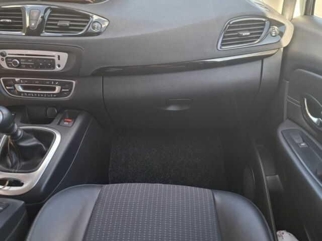 Белый Рено Гранд Сценик, объемом двигателя 1.5 л и пробегом 214 тыс. км за 8500 $, фото 5 на Automoto.ua