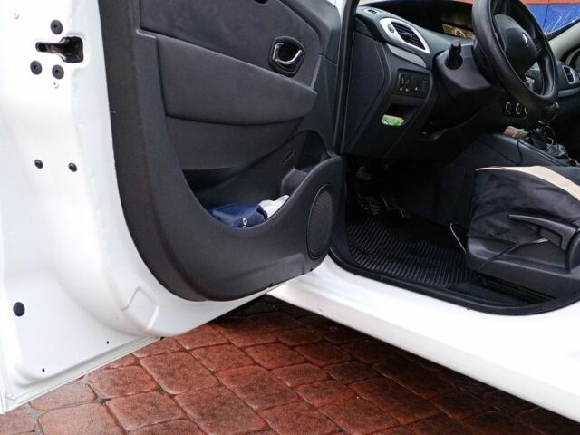 Белый Рено Гранд Сценик, объемом двигателя 1.5 л и пробегом 175 тыс. км за 8200 $, фото 13 на Automoto.ua