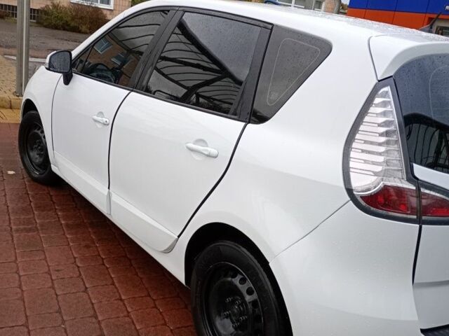 Белый Рено Гранд Сценик, объемом двигателя 1.5 л и пробегом 175 тыс. км за 8200 $, фото 5 на Automoto.ua