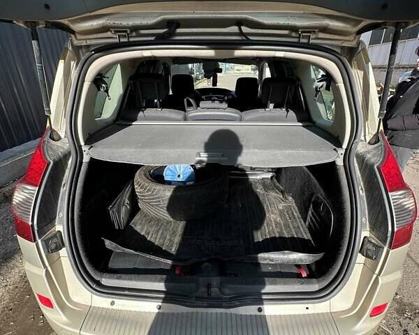 Бежевый Рено Гранд Сценик, объемом двигателя 2 л и пробегом 228 тыс. км за 5200 $, фото 14 на Automoto.ua