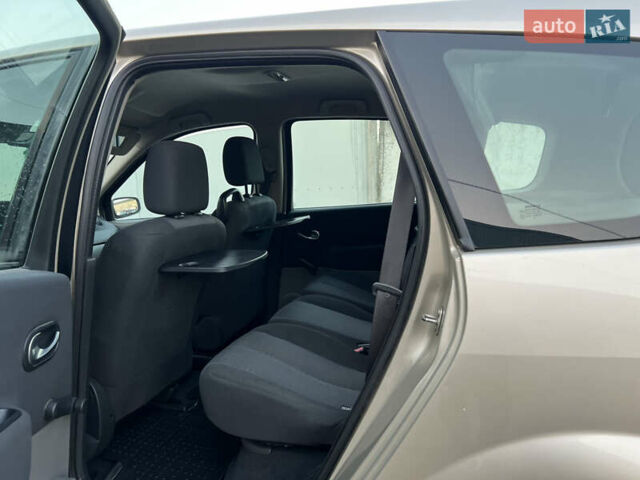 Бежевий Рено Гранд Сценік, об'ємом двигуна 1.5 л та пробігом 297 тис. км за 4200 $, фото 24 на Automoto.ua