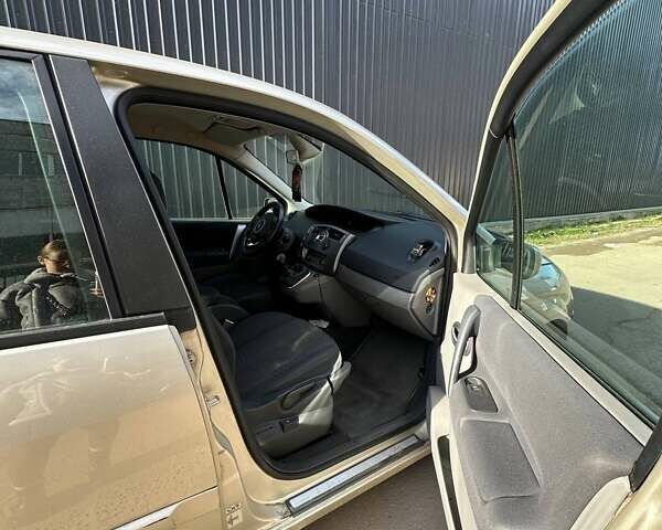 Бежевый Рено Гранд Сценик, объемом двигателя 2 л и пробегом 228 тыс. км за 5200 $, фото 15 на Automoto.ua