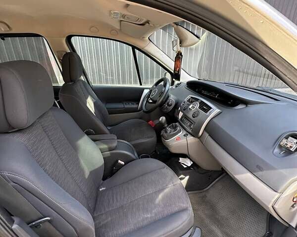 Бежевый Рено Гранд Сценик, объемом двигателя 2 л и пробегом 228 тыс. км за 5200 $, фото 16 на Automoto.ua