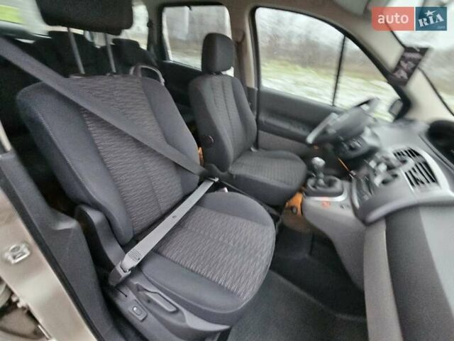 Бежевий Рено Гранд Сценік, об'ємом двигуна 1.6 л та пробігом 210 тис. км за 5800 $, фото 85 на Automoto.ua