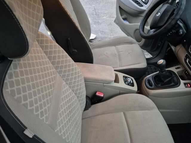 Бежевый Рено Гранд Сценик, объемом двигателя 1.9 л и пробегом 257 тыс. км за 5700 $, фото 3 на Automoto.ua