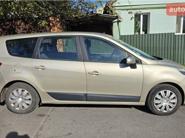 Бежевый Рено Гранд Сценик, объемом двигателя 1.5 л и пробегом 231 тыс. км за 7300 $, фото 3 на Automoto.ua