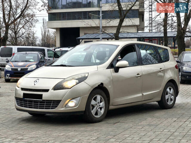 Бежевий Рено Гранд Сценік, об'ємом двигуна 1.46 л та пробігом 247 тис. км за 8200 $, фото 1 на Automoto.ua