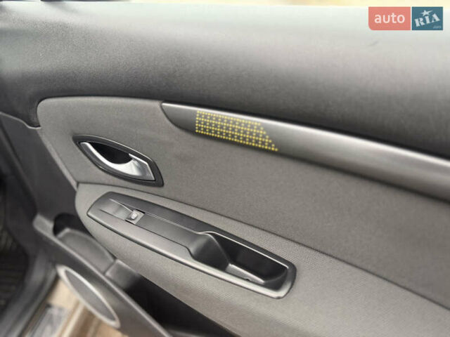 Бежевый Рено Гранд Сценик, объемом двигателя 1.6 л и пробегом 160 тыс. км за 6850 $, фото 49 на Automoto.ua