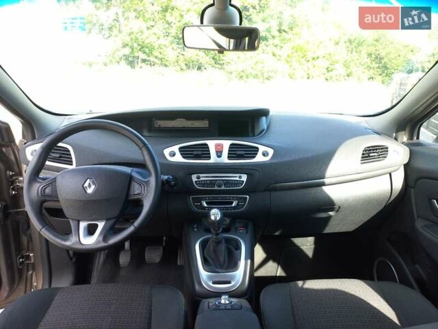 Бежевый Рено Гранд Сценик, объемом двигателя 0 л и пробегом 280 тыс. км за 6300 $, фото 17 на Automoto.ua