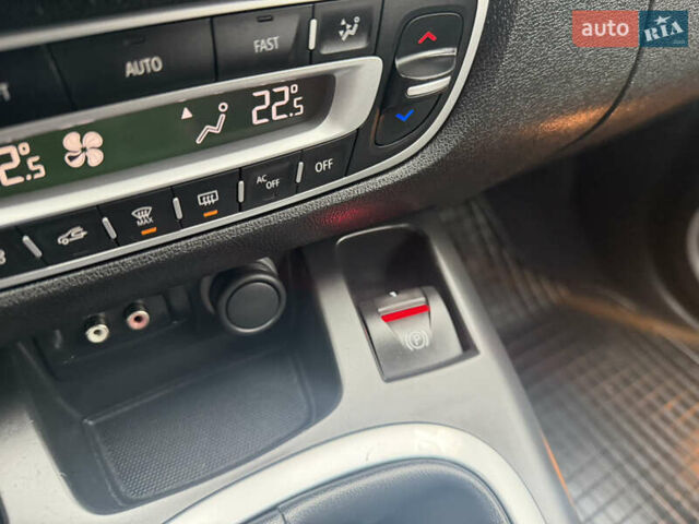 Бежевый Рено Гранд Сценик, объемом двигателя 1.6 л и пробегом 160 тыс. км за 6850 $, фото 31 на Automoto.ua