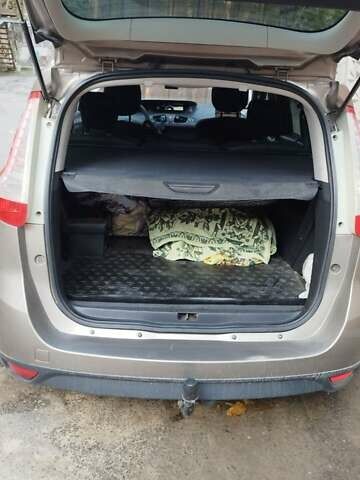 Бежевый Рено Гранд Сценик, объемом двигателя 1.9 л и пробегом 250 тыс. км за 6900 $, фото 17 на Automoto.ua