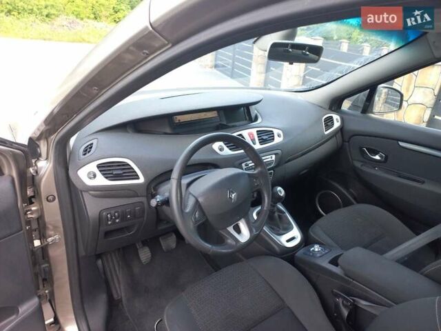 Бежевый Рено Гранд Сценик, объемом двигателя 0 л и пробегом 280 тыс. км за 6300 $, фото 38 на Automoto.ua