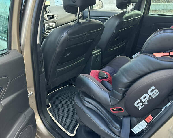 Бежевый Рено Гранд Сценик, объемом двигателя 1.46 л и пробегом 245 тыс. км за 8000 $, фото 9 на Automoto.ua