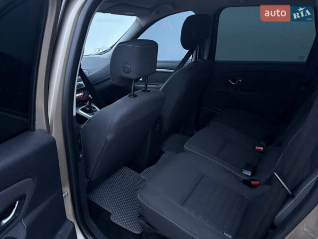 Бежевий Рено Гранд Сценік, об'ємом двигуна 1.46 л та пробігом 243 тис. км за 8990 $, фото 14 на Automoto.ua