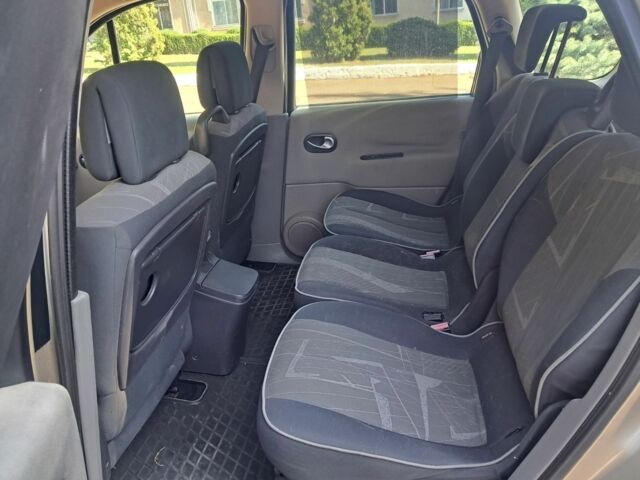 Бежевый Рено Гранд Сценик, объемом двигателя 2 л и пробегом 220 тыс. км за 4200 $, фото 7 на Automoto.ua