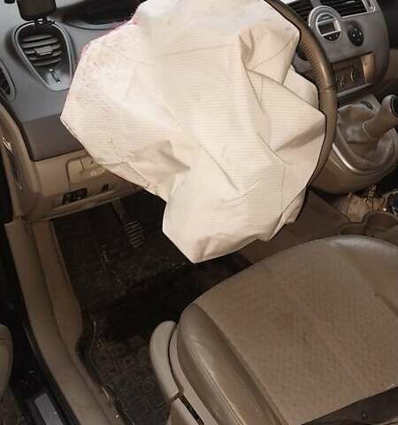 Рено Гранд Сценік 2004 у Сколе на Automoto.ua Чорний Рено Гранд Сценік, об'ємом двигуна 1.6 л та пробігом 275 тис. км за 2000 $, фото 2 на Automoto.ua