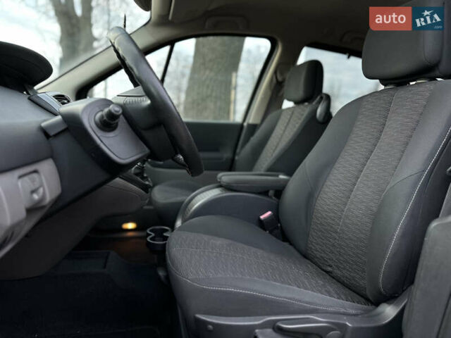 Черный Рено Гранд Сценик, объемом двигателя 2 л и пробегом 211 тыс. км за 5600 $, фото 21 на Automoto.ua