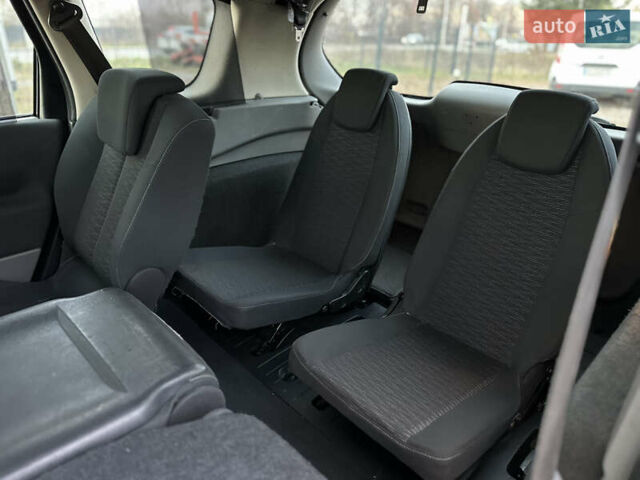 Черный Рено Гранд Сценик, объемом двигателя 2 л и пробегом 211 тыс. км за 5600 $, фото 32 на Automoto.ua