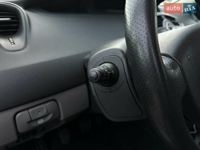 Черный Рено Гранд Сценик, объемом двигателя 2 л и пробегом 211 тыс. км за 5600 $, фото 24 на Automoto.ua