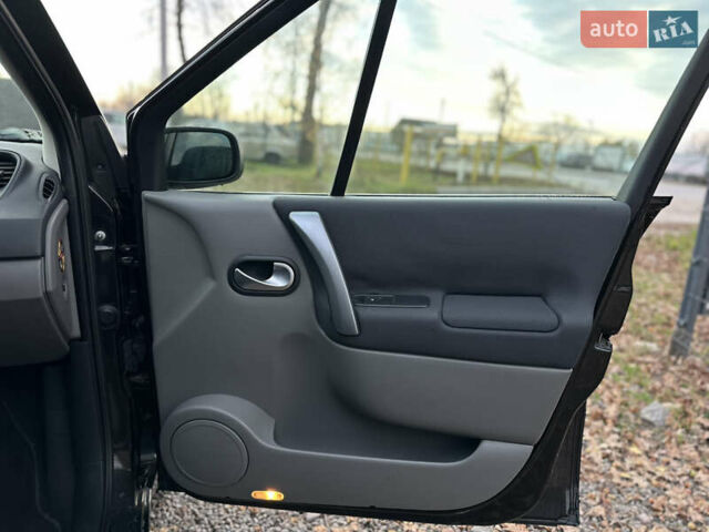 Черный Рено Гранд Сценик, объемом двигателя 2 л и пробегом 211 тыс. км за 5600 $, фото 39 на Automoto.ua