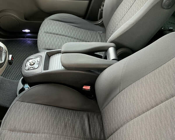 Черный Рено Гранд Сценик, объемом двигателя 1.87 л и пробегом 252 тыс. км за 5300 $, фото 17 на Automoto.ua