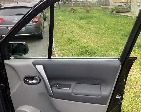 Чорний Рено Гранд Сценік, об'ємом двигуна 2 л та пробігом 208 тис. км за 5250 $, фото 21 на Automoto.ua