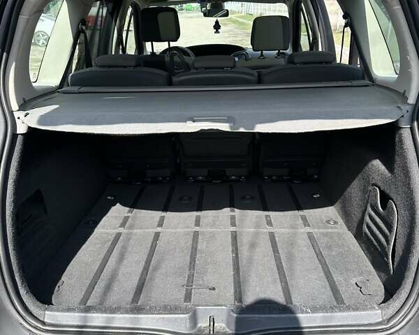 Черный Рено Гранд Сценик, объемом двигателя 2 л и пробегом 250 тыс. км за 5600 $, фото 4 на Automoto.ua