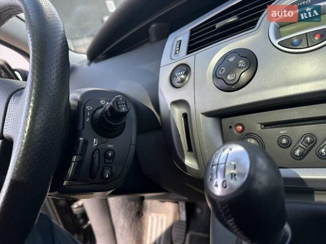 Черный Рено Гранд Сценик, объемом двигателя 2 л и пробегом 250 тыс. км за 5600 $, фото 9 на Automoto.ua