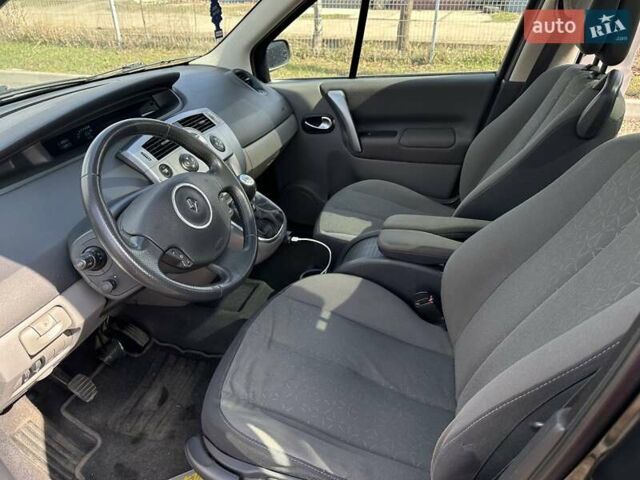 Черный Рено Гранд Сценик, объемом двигателя 2 л и пробегом 250 тыс. км за 5600 $, фото 5 на Automoto.ua