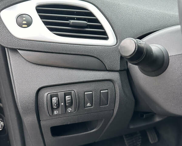 Чорний Рено Гранд Сценік, об'ємом двигуна 2 л та пробігом 197 тис. км за 6800 $, фото 25 на Automoto.ua