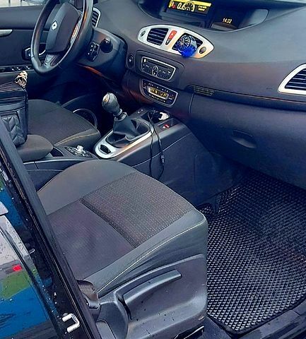 Черный Рено Гранд Сценик, объемом двигателя 2 л и пробегом 235 тыс. км за 7200 $, фото 3 на Automoto.ua