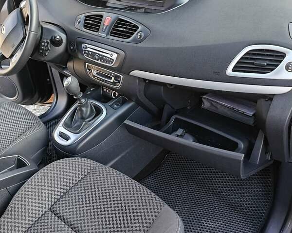 Черный Рено Гранд Сценик, объемом двигателя 1.5 л и пробегом 292 тыс. км за 5999 $, фото 64 на Automoto.ua