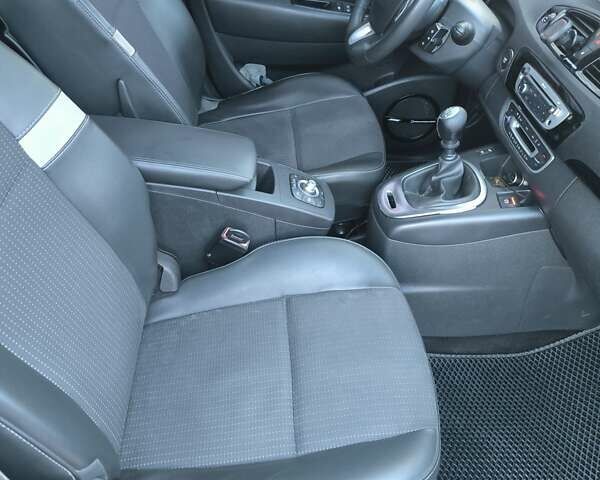 Черный Рено Гранд Сценик, объемом двигателя 1.6 л и пробегом 270 тыс. км за 9999 $, фото 13 на Automoto.ua