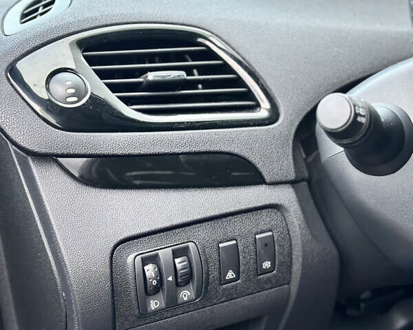 Черный Рено Гранд Сценик, объемом двигателя 1.6 л и пробегом 183 тыс. км за 10500 $, фото 27 на Automoto.ua